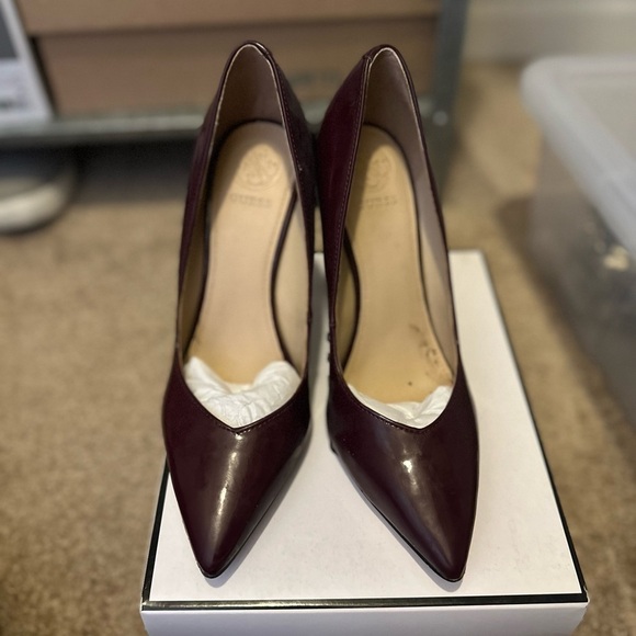 Guess Dark Purple Pumps Size: 7M - Picture 2 of 6